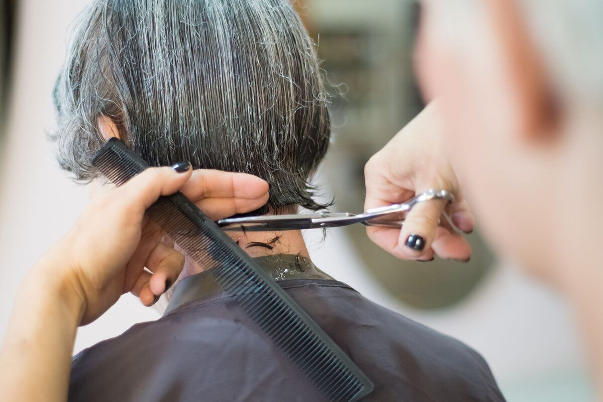 Corte con tijera y peine sobre una melena corta