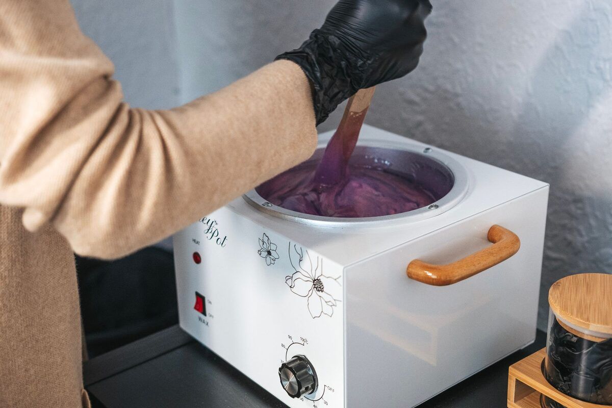 Wax heating in its pot before a treatment